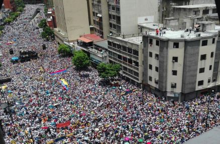 Povo Venezuelano em protesto contra os resultados eleitorais.